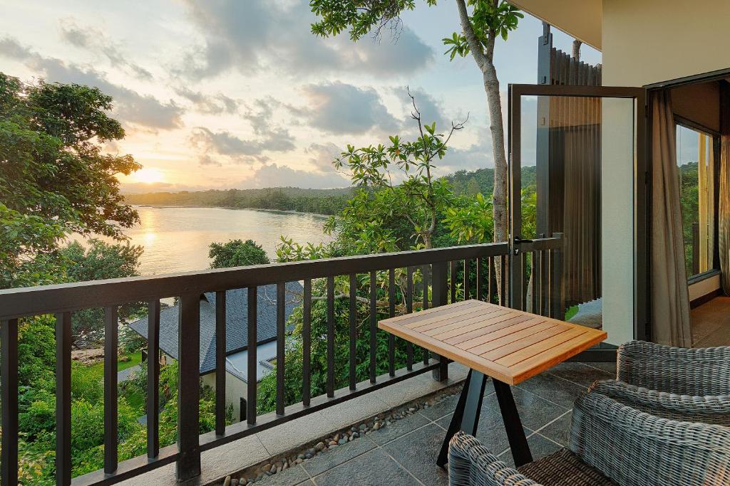 Двухместный (Superior Garden King View with Balcony) курортного отеля Nam Nghi Phu Quoc Island, Дуонг-Донг