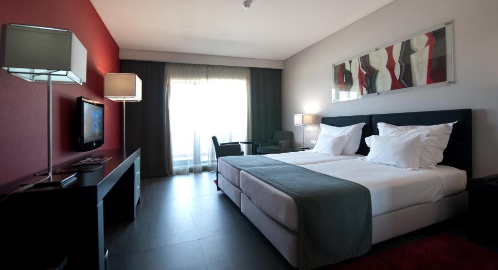 Двухместный (Двухместный номер с 2 отдельными кроватями, 1 дополнительной кроватью и видом на море (для 2 взрослых и 1 ребенка)) отеля Vila Gale Lagos, Лагуш
