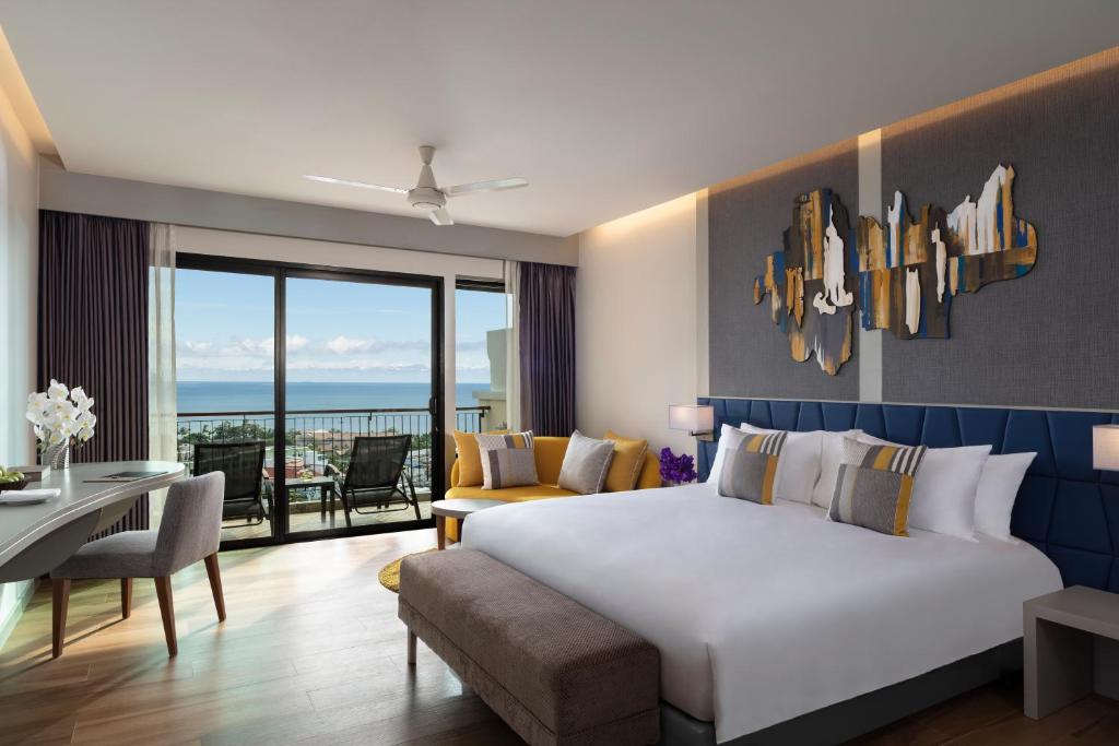 Сьюит (Улучшенный номер Avani с видом на море) курортного отеля Aonang Cliff Beach Resort, Краби