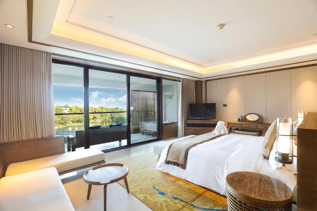 Двухместный (Summer resort offer- Superior King or Twin Room（Daily Breatfast + Daily buffet lunch for 2 persons at Aqua or Hot-pot dinner for 2 persons at COVE once+ pick up or drop off service once  for minimum 2 nights booking ）), InterContinental Sanya Haitang Bay Resort