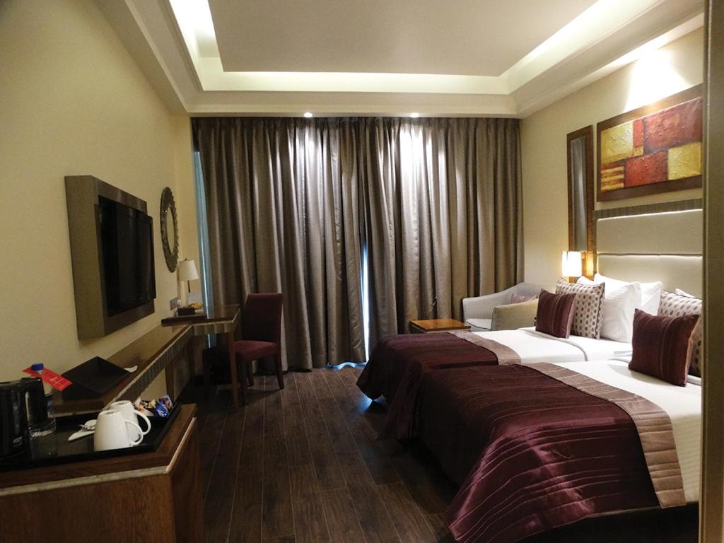 Двухместный (Club Twin Room - Non-Smoking with Happy Hours (1+1),15% Discount on F&B,INR 500 Spa Credit, Early check-in for 03 Hours and Late checkout for 03 Hours), Ramada Gurgaon Central