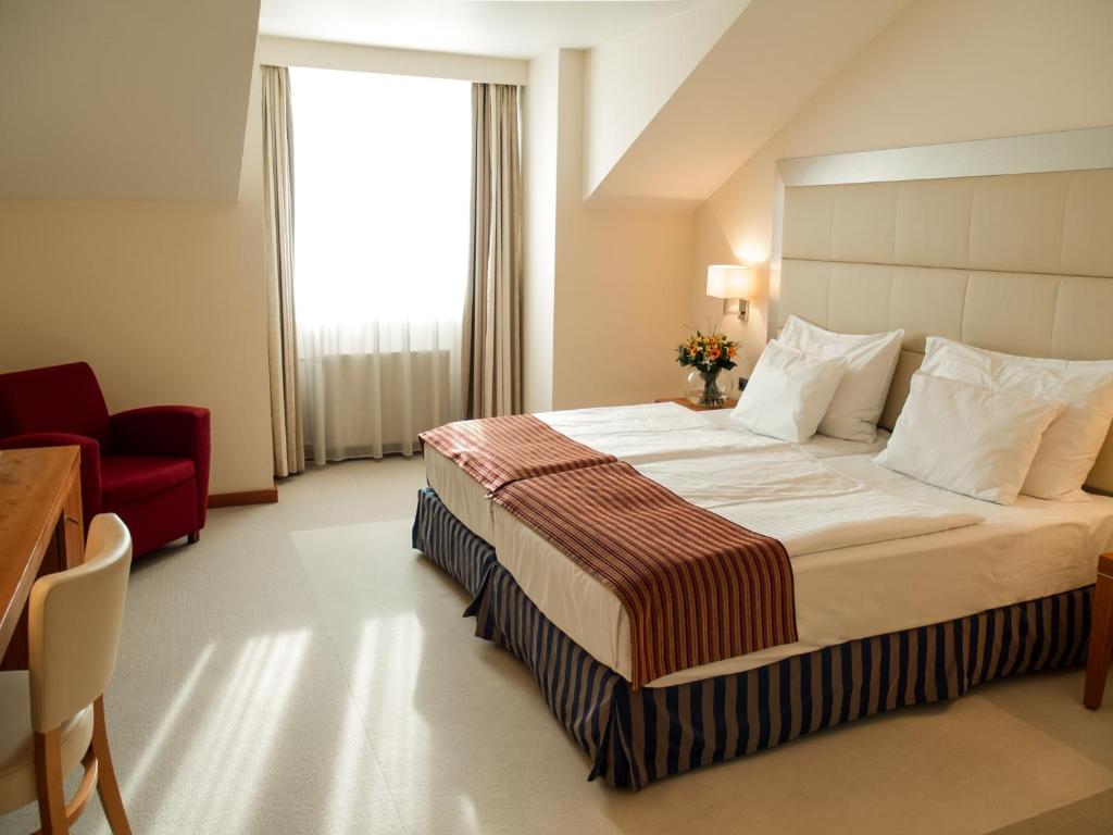 Двухместный (Двухместный номер с двуспальной кроватью и дополнительной кроватью) отеля Merrion, Прага