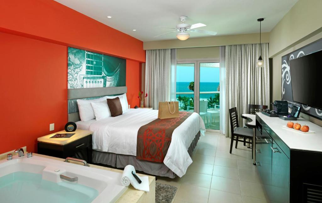 Двухместный (Номер Diamond с кроватью размера «king-size» и видом на океан) курортного отеля Hard Rock Hotel Vallarta All Inclusive, Нуэво-Вальярта