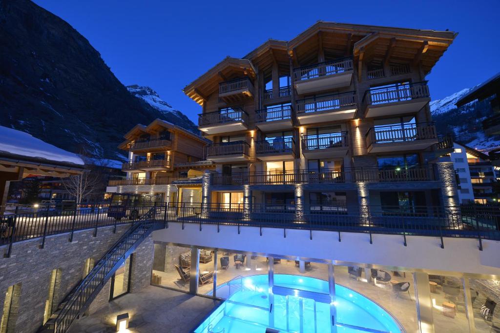 Двухместный (Двухместный номер Делюкс с 1 кроватью - Первый этаж) отеля Alpenhotel Fleurs de Zermatt, Церматт