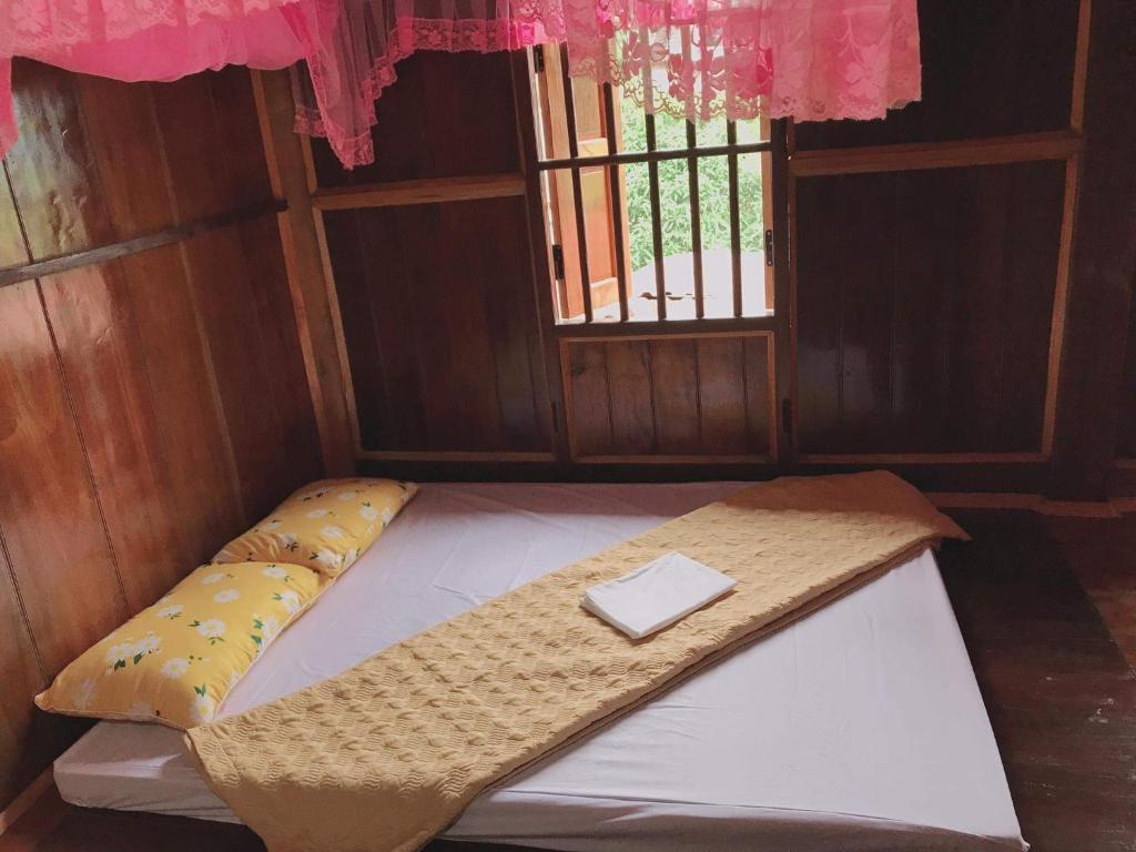 Двухместный (Двухместный номер с 1 кроватью, вид на озеро) семейного отеля Hoàng Quân Homestay, Баккан