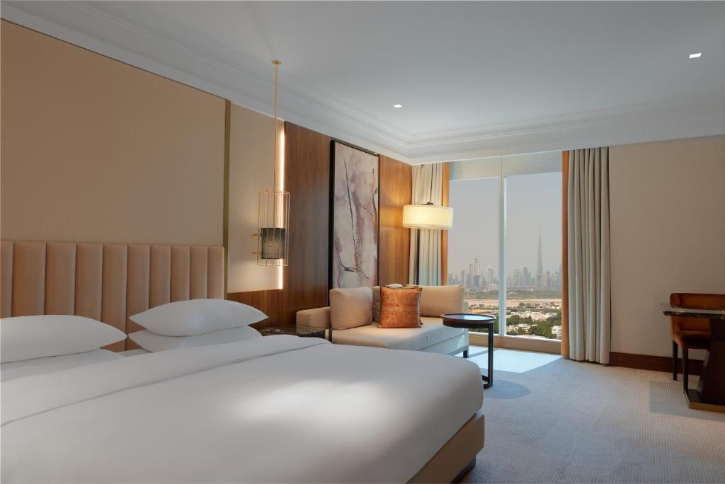 Трехместный (Номер «Гранд» с кроватью размера «king-size», вид на городской пейзаж) отеля Grand Hyatt Dubai, Дубай