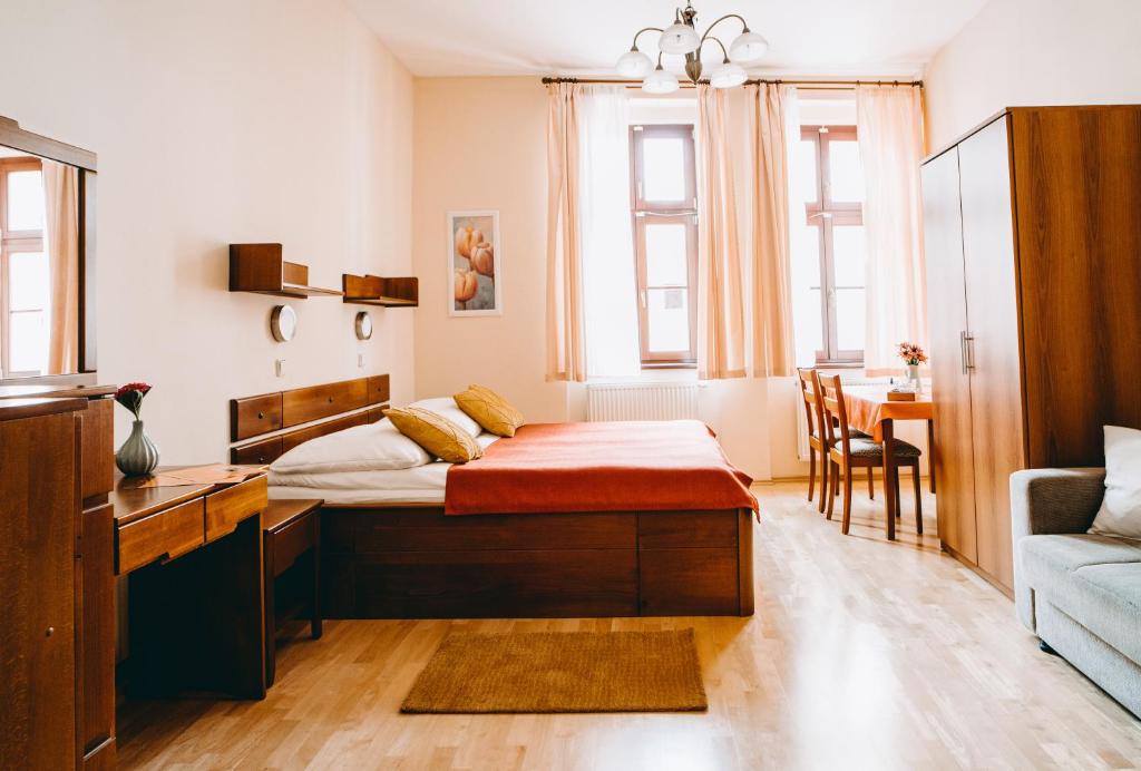 Апартаменты (Люкс с 1 спальней с дополнительной кроватью) отеля Dar, Прага