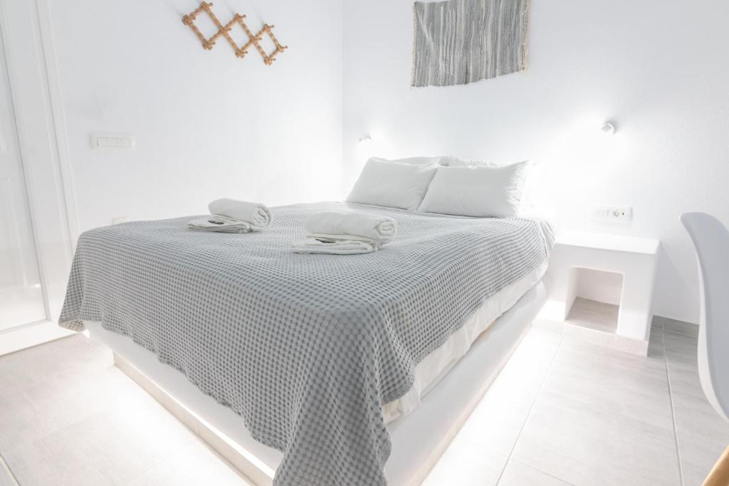 Двухместный (Улучшенный двухместный номер с 1 кроватью) гостевого дома Carlos Pension, Акротирион