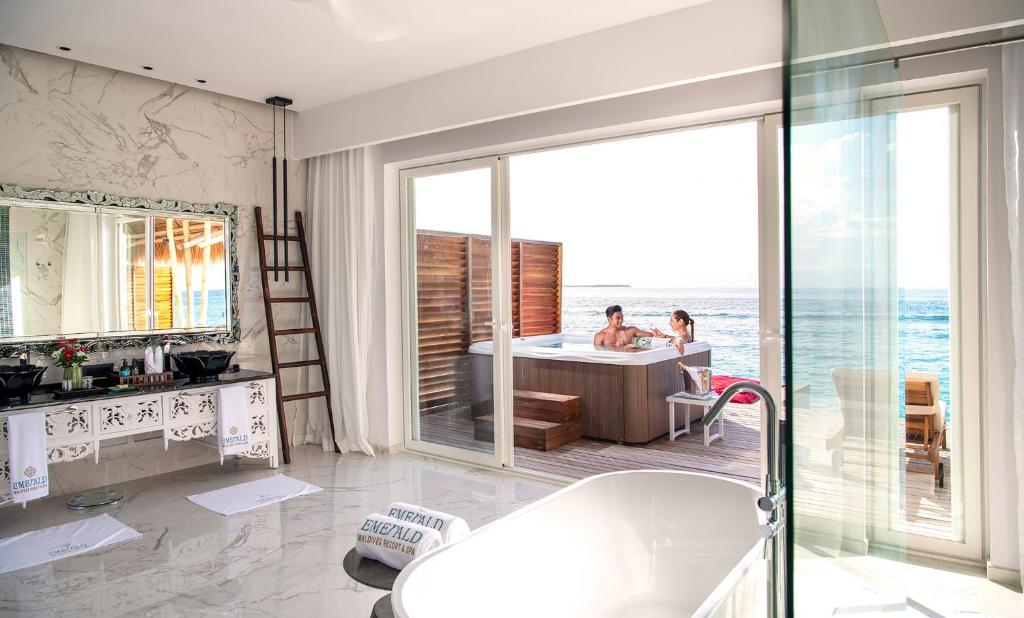 Вилла (Вилла на воде для новобрачных с гидромассажной ванной) курортного отеля Emerald Maldives Resort & Spa-Platinum All Inclusive, Фасмендху