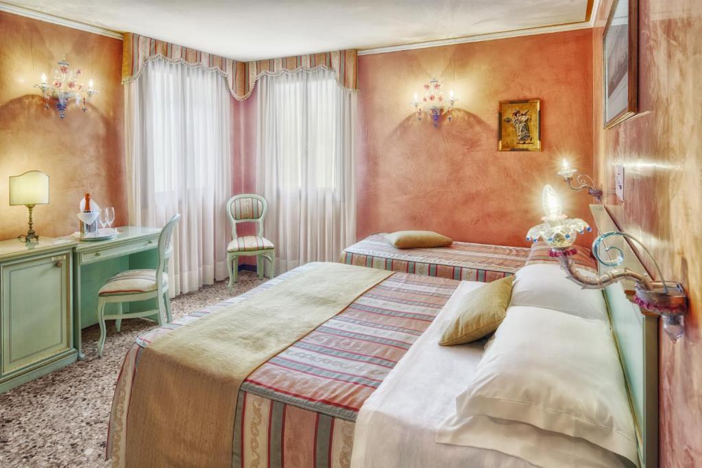 Четырехместный (Трехместный номер с дополнительной кроватью) отеля Hotel Firenze, Венеция