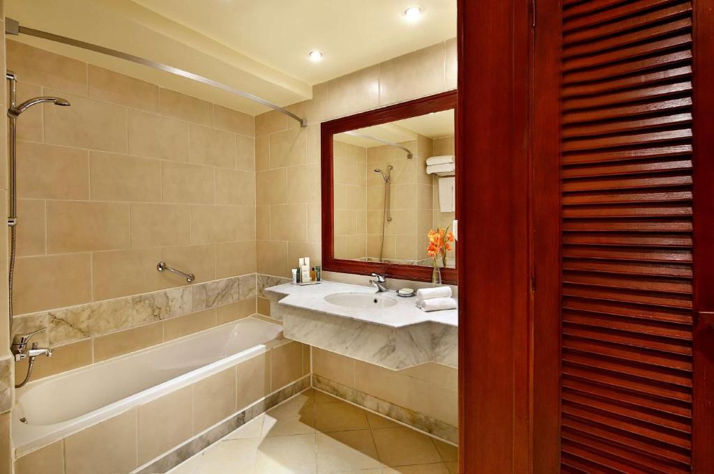 Двухместный (Номер Делюкс) курортного отеля Hilton Sharm Waterfalls Resort, Шарм-эль-Шейх