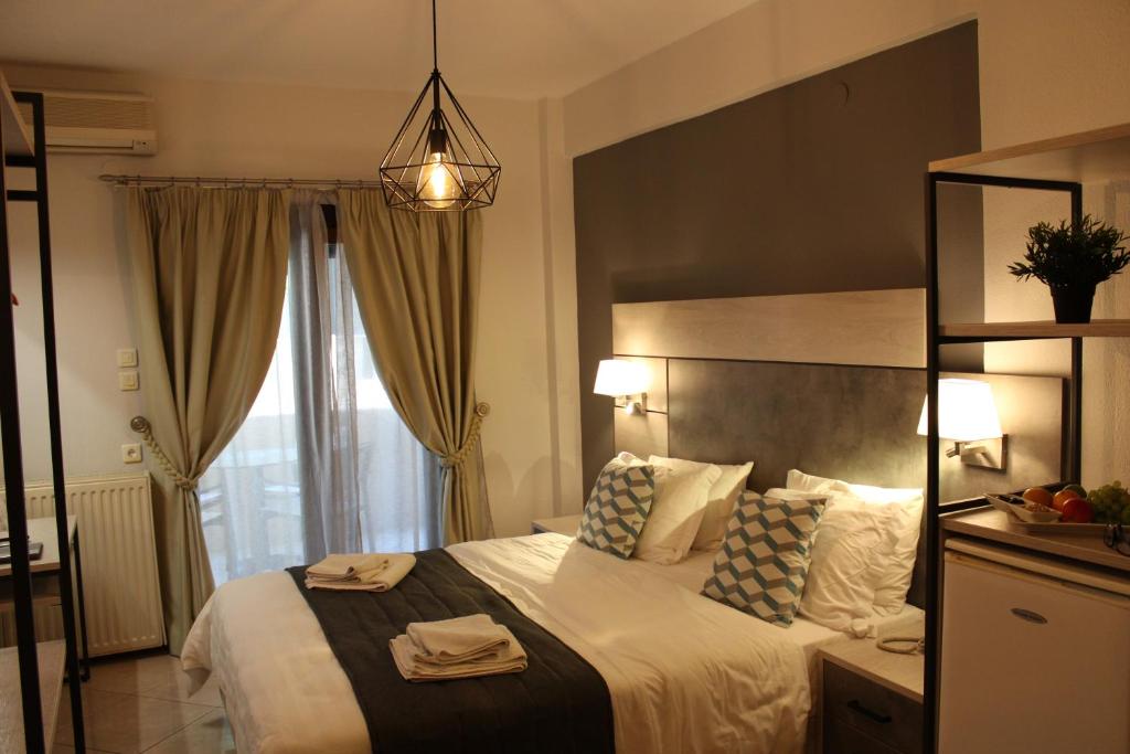 Трехместный (Трехместный номер Делюкс) отеля Meliton Inn Hotel & Suites, Неос-Мармарас