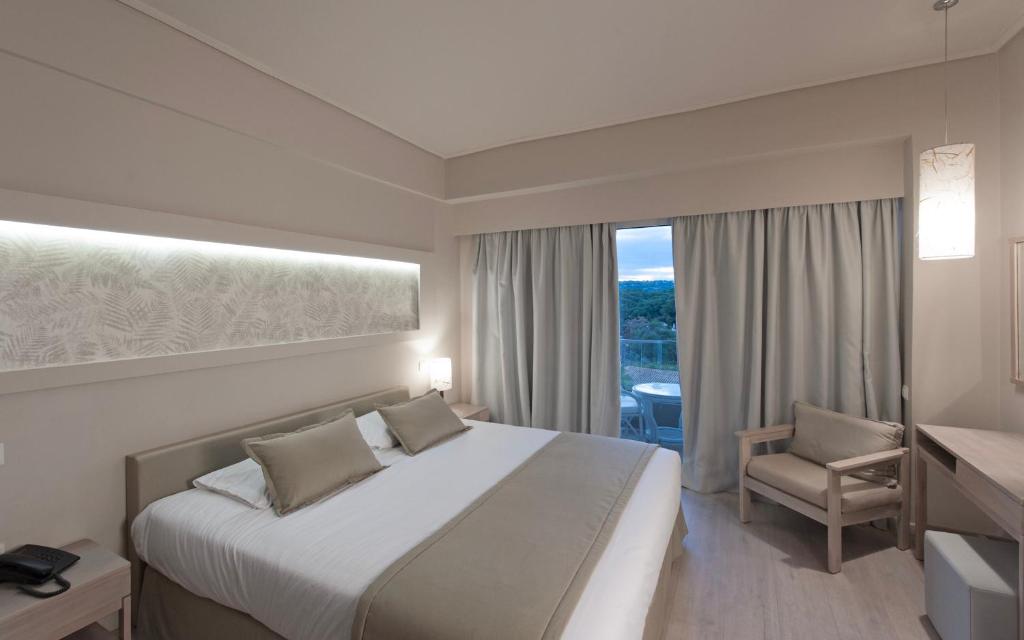 Двухместный (Двухместный номер с 1 кроватью или 2 отдельными кроватями и видом на море) отеля Hotel King Saron, Истмия