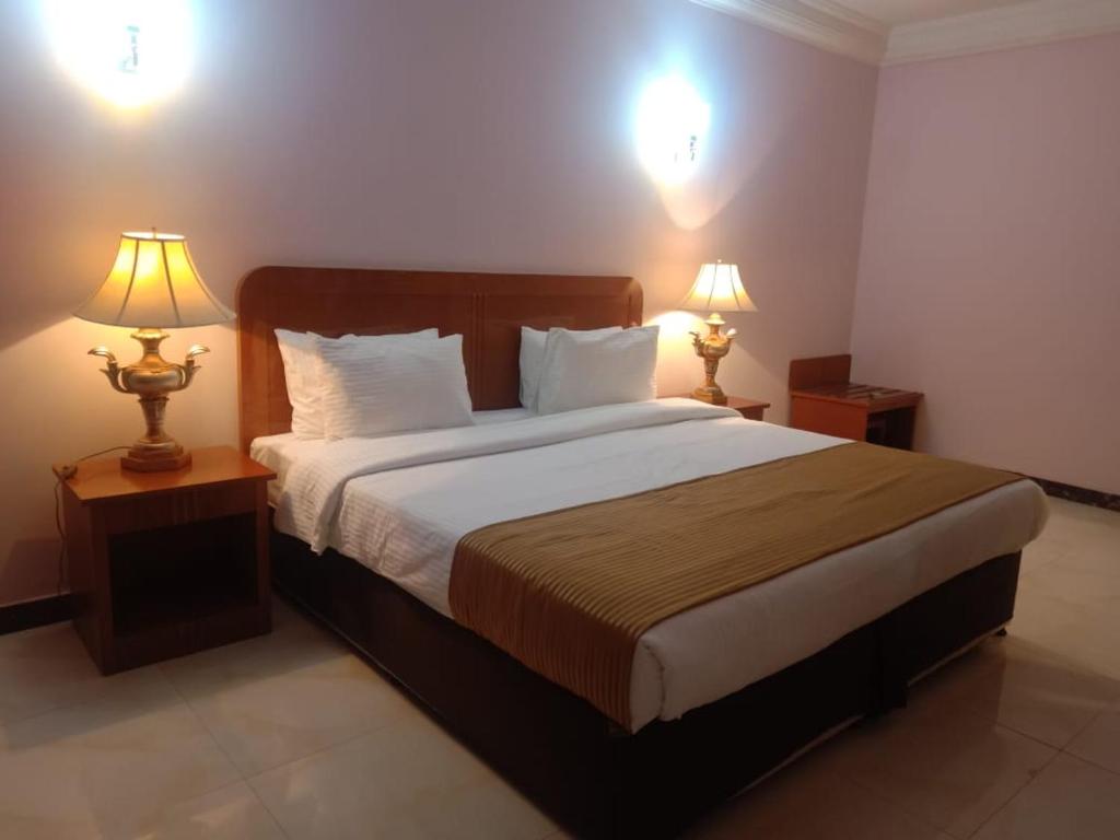 Двухместный (Классический номер с кроватью размера «king-size») отеля Al Massa Hotel, Аль-Айн