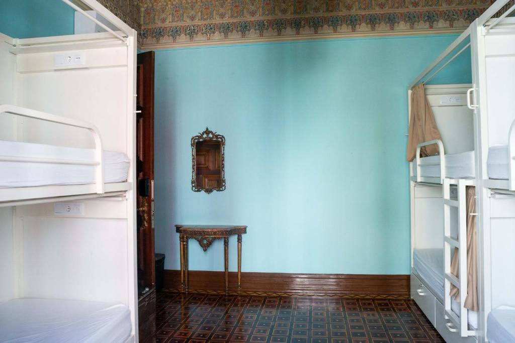 Номер (Кровать в 6-местном общем номере для мужчин и женщин с общей ванной комнатой) хостела Brickoven Palace Hostel, Лиссабон