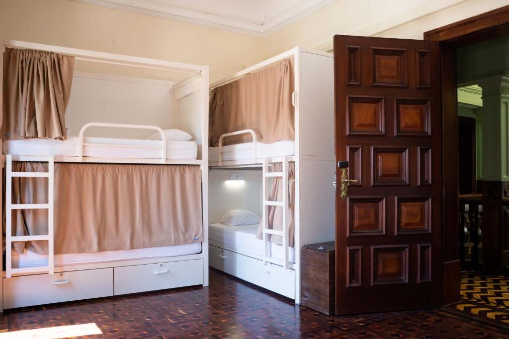 Номер (Спальное место в 8-местном общем номере для мужчин и женщин — Общая ванная комната) хостела Brickoven Palace Hostel, Лиссабон