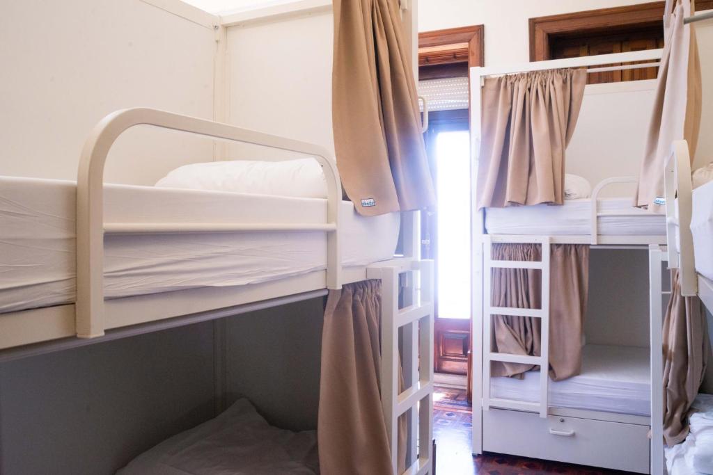 Номер (Спальное место в 10-местном общем номере для мужчин и женщин — Общая ванная комната) хостела Brickoven Palace Hostel, Лиссабон
