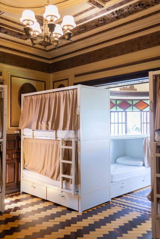 Номер (Кровать в 10-местном общем номере для мужчин и женщин с ванной комнатой) хостела Brickoven Palace Hostel, Лиссабон