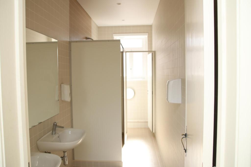 Двухместный (Стандартный двухместный номер с 2 отдельными кроватями и общей ванной комнатой) хостела Brickoven Palace Hostel, Лиссабон