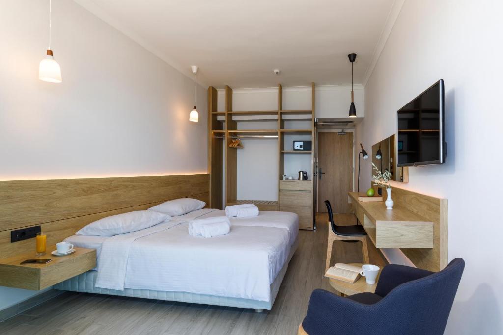 Двухместный (Улучшенный двухместный номер с 1 кроватью или 2 отдельными кроватями, частичный вид на море) отеля AQUARIUM VIEW HOTEL, Родос
