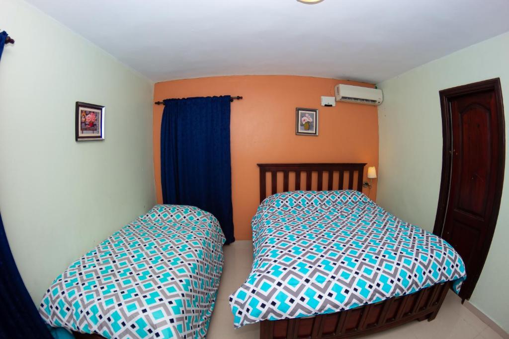Двухместный (Двухместный номер с 1 кроватью размера «queen-size» и 1 односпальной кроватью) отеля Hotel Renacer, Санто-Доминго