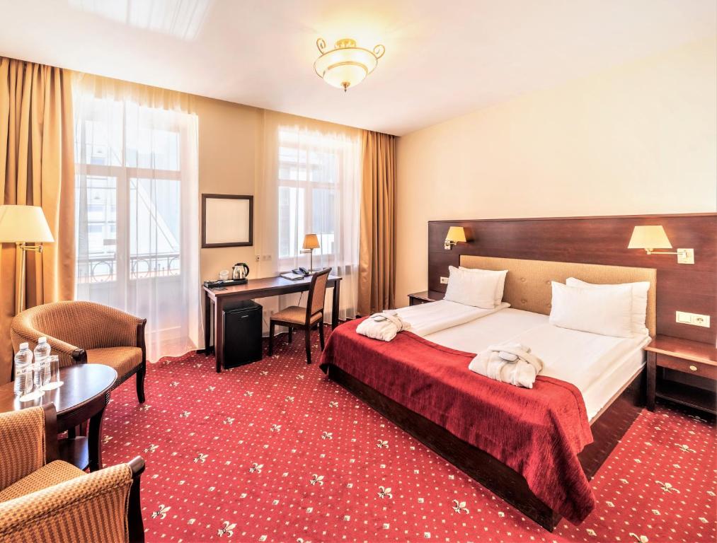 Двухместный (Улучшенный двухместный номер с 1 кроватью и балконом) отеля Rixwell Old Riga Palace Hotel, Рига