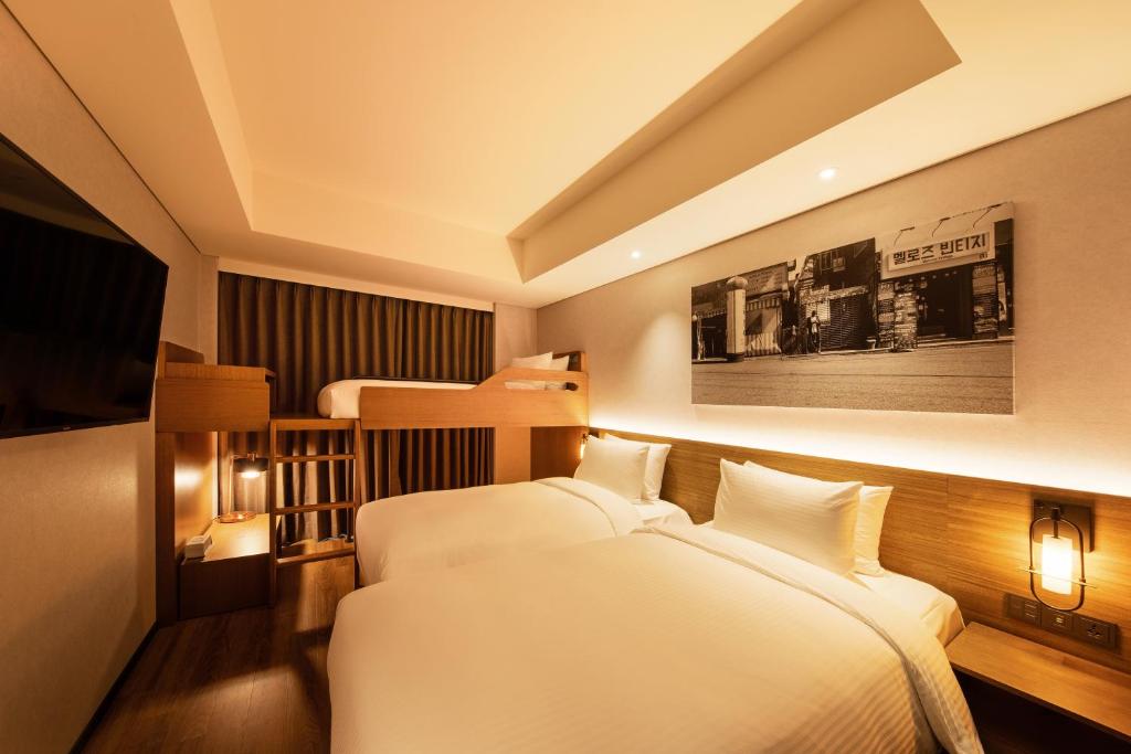 Трехместный (Superior Triple Room with Three Single Beds) отеля Mercure Ambassador Seoul Hongdae, Сеул