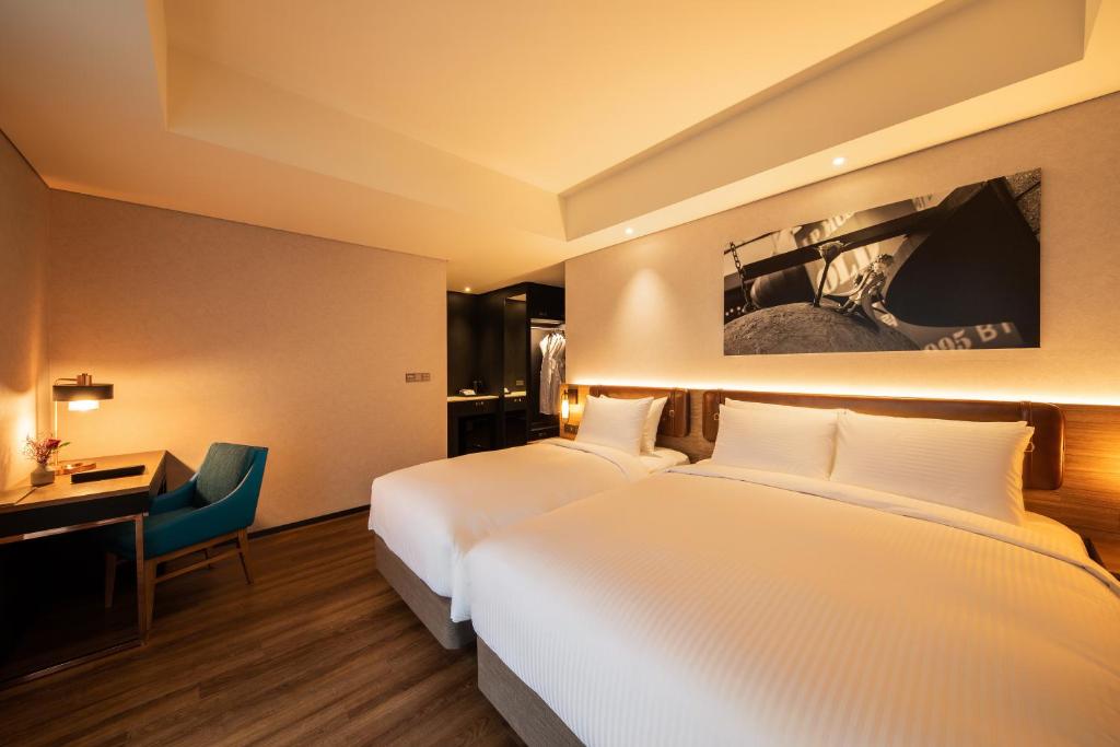 Трехместный (Улучшенный номер с 1 кроватью размера «queen-size» и 1 односпальной кроватью) отеля Mercure Ambassador Seoul Hongdae, Сеул