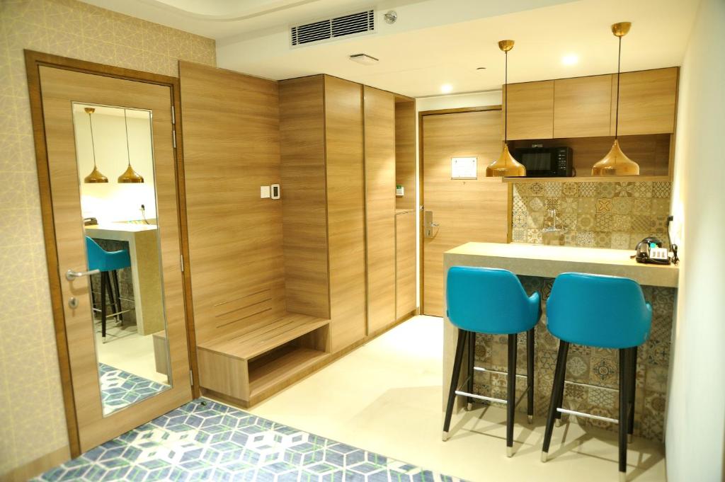 Сьюит (1 NS BEDROOM SUITE WITH KITCHENETTE & BALCONY IN ROOM THREE COURSE MEAL FOR 2 (CHEF’S SPECIAL) WITH SOFT BEVERAGES & 20% DISCOUNT ON F&B), Holiday Inn Gurugram Sector 90, an IHG Hotel