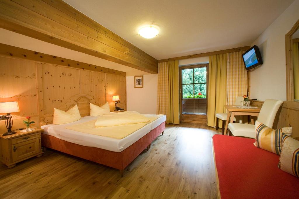Трехместный (Трехместный номер) отеля Alpenhotel Tirolerhof, Целль-ам-Циллер