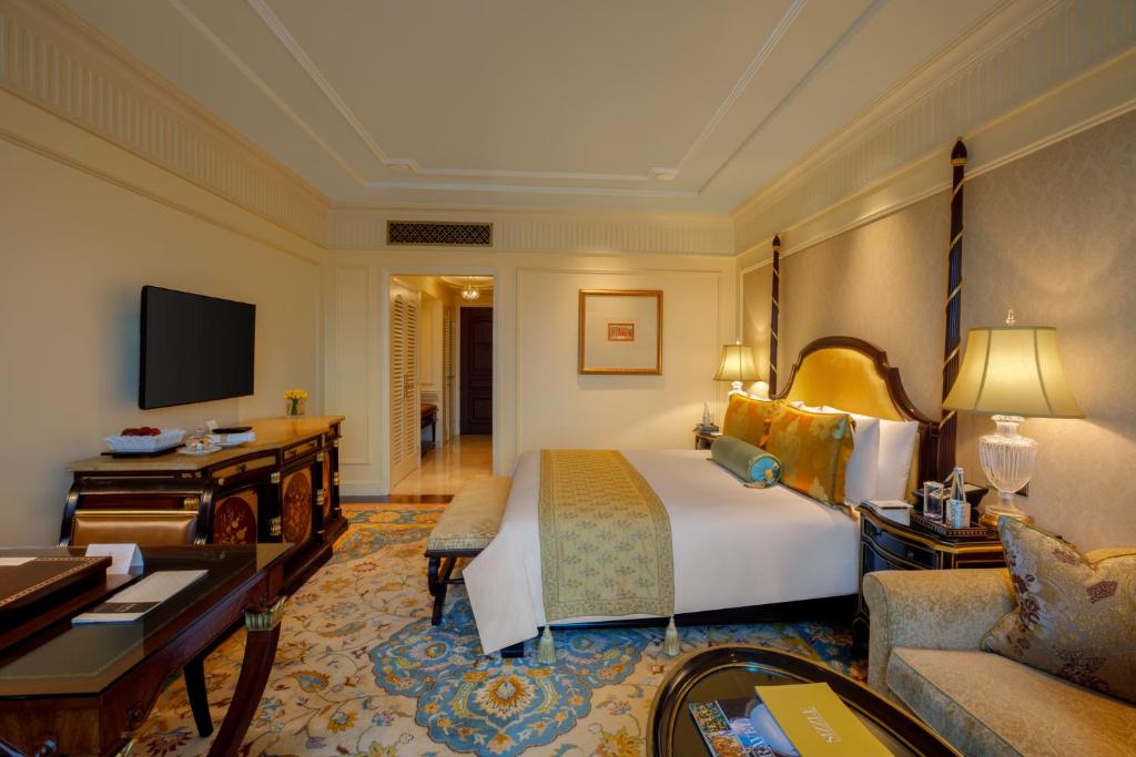 Двухместный (Grand Deluxe Room with 20% off on Laundry, Food and non-alcoholic beverages) отеля The Leela Palace New Delhi, Нью-Дели