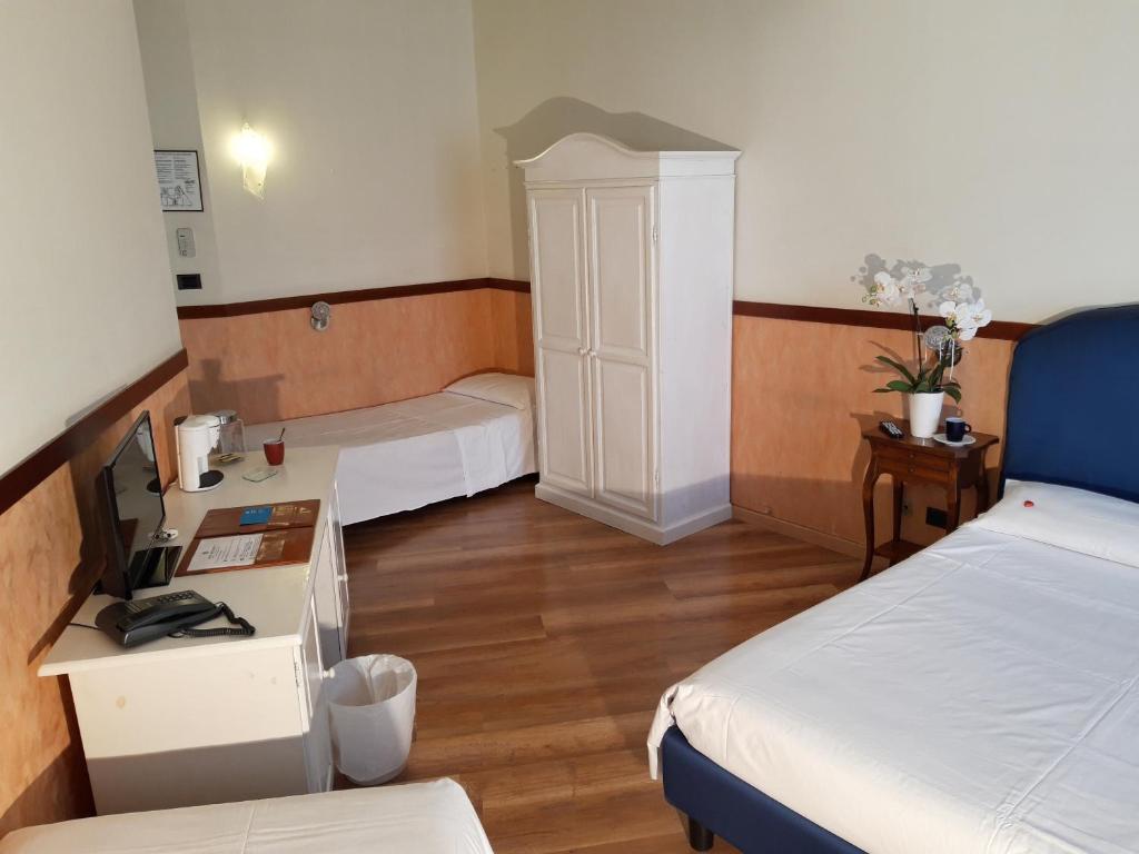 Трехместный (Стандартный трехместный номер) отеля Hotel San Felice, Болонья