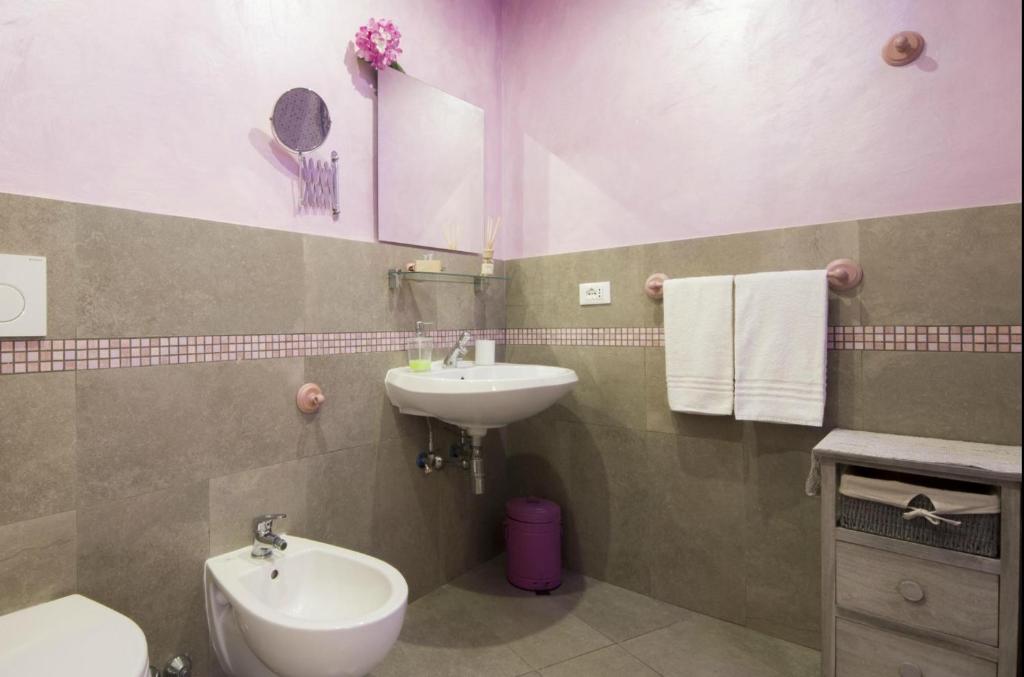 Трехместный (Трехместный номер с собственной ванной комнатой вне номера) отеля Ridolfi Guest House, Флоренция