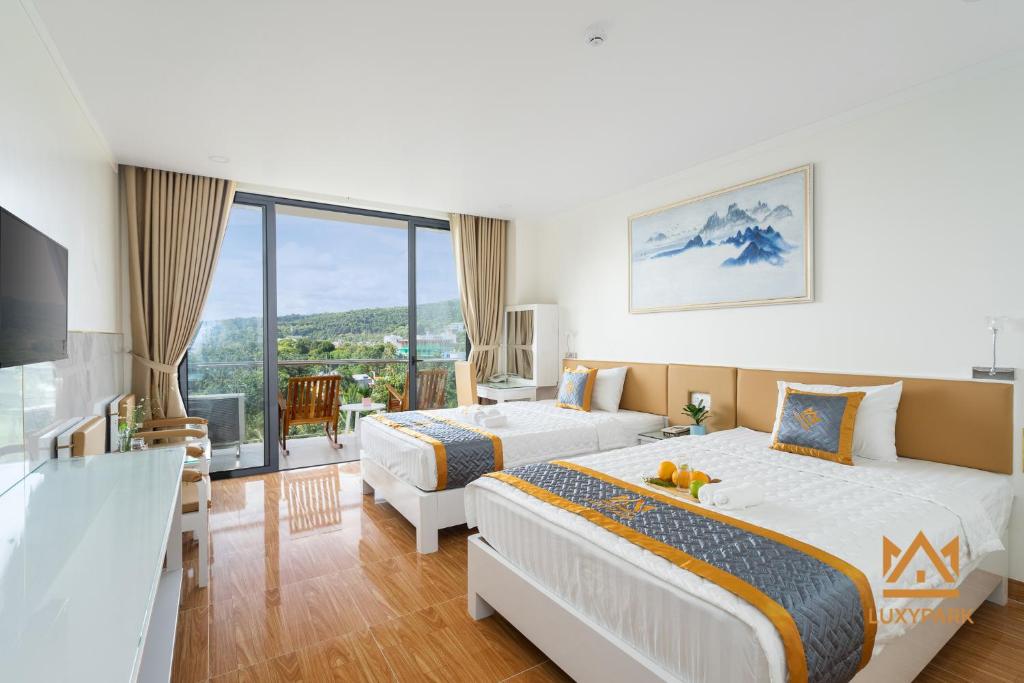 Двухместный (Двухместный номер с 2 отдельными кроватями и балконом) отеля Luxy Park Hotel - Phu Quoc Romantic Sunset, Дуонг-Донг