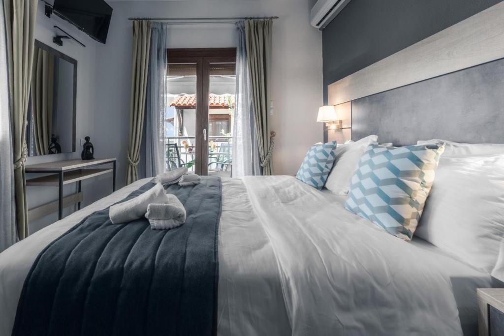 Двухместный (Двухместный номер Делюкс с 1 кроватью) отеля Meliton Inn Hotel & Suites, Неос-Мармарас