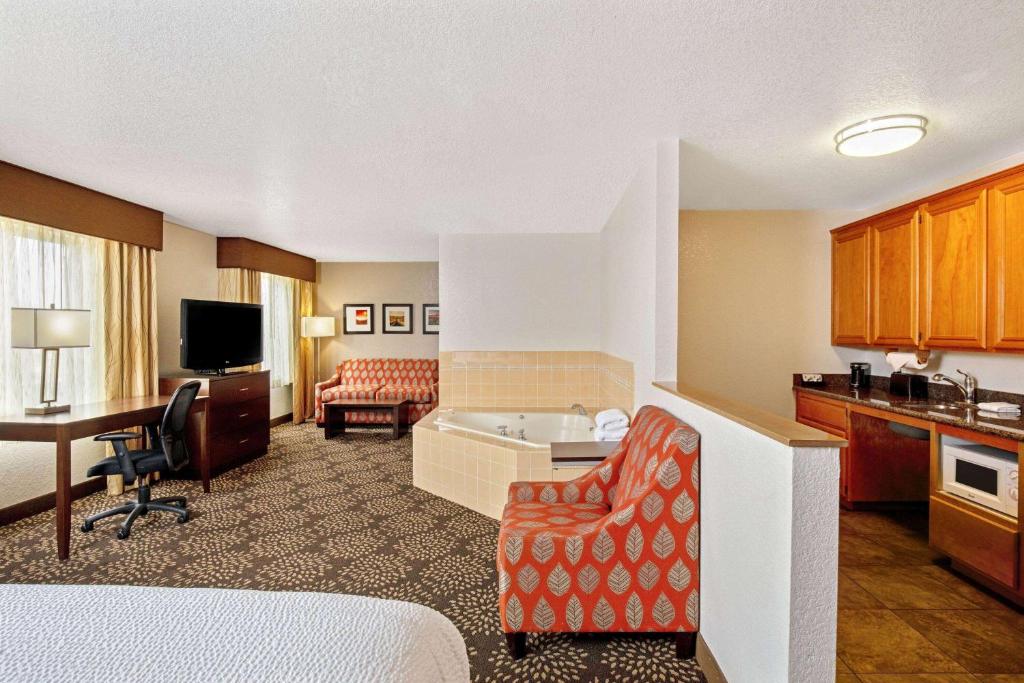 Сьюит (1 King Bed, Deluxe Mobility Accessible Studio Suite, Pool View, Non-Smoking), La Quinta by Wyndham Las Vegas RedRock/Summerlin