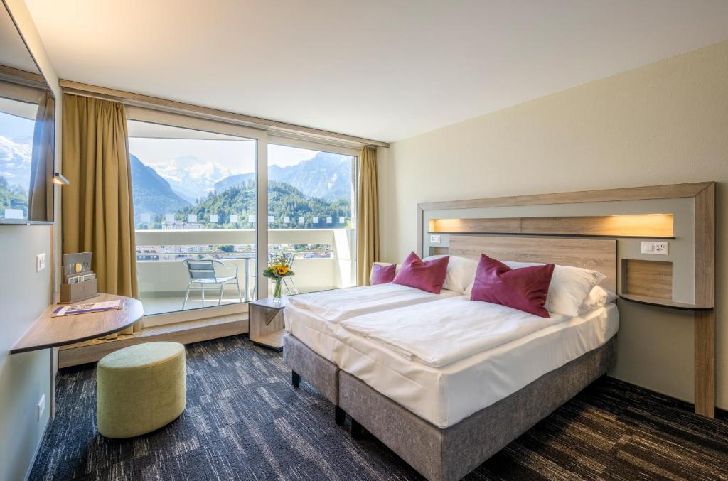 Двухместный (Deluxe Room with Grandlit Bed) отеля Metropole Swiss Quality Hotel, Интерлакен