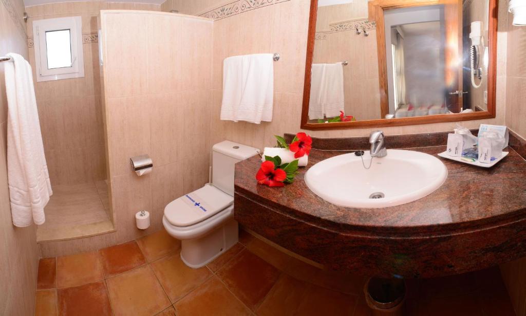 Двухместный (Улучшенный двухместный номер с 1 кроватью) курортного отеля Cala Llenya Resort Ibiza, Ибица