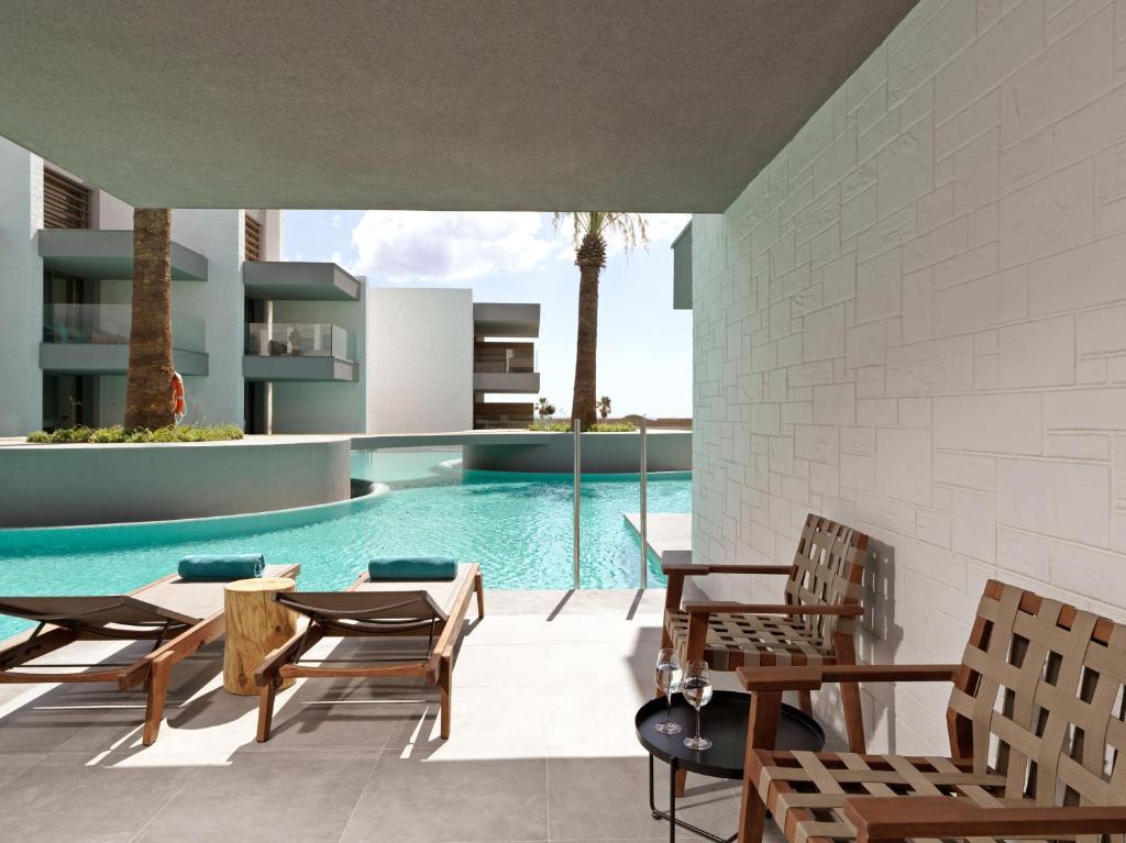 Семейный (Семейный номер у кромки бассейна, вид на бассейн (для 2 взрослых и 2 детей)) отеля Atlantica Dreams Resort, Геннади