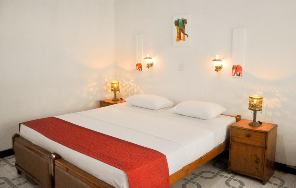 Двухместный (Стандартный двухместный номер с 1 кроватью или 2 отдельными кроватями, а также вентилятором и балконом) отеля Hotel Thai Lanka, Хиккадува