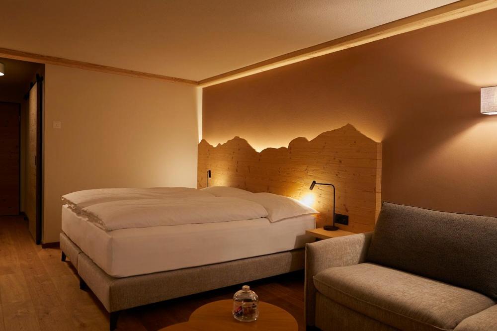 Двухместный (Улучшенный двухместный номер с 1 кроватью (для 2 взрослых и 1 ребенка)) отеля Hotel Alpenland, Гштад