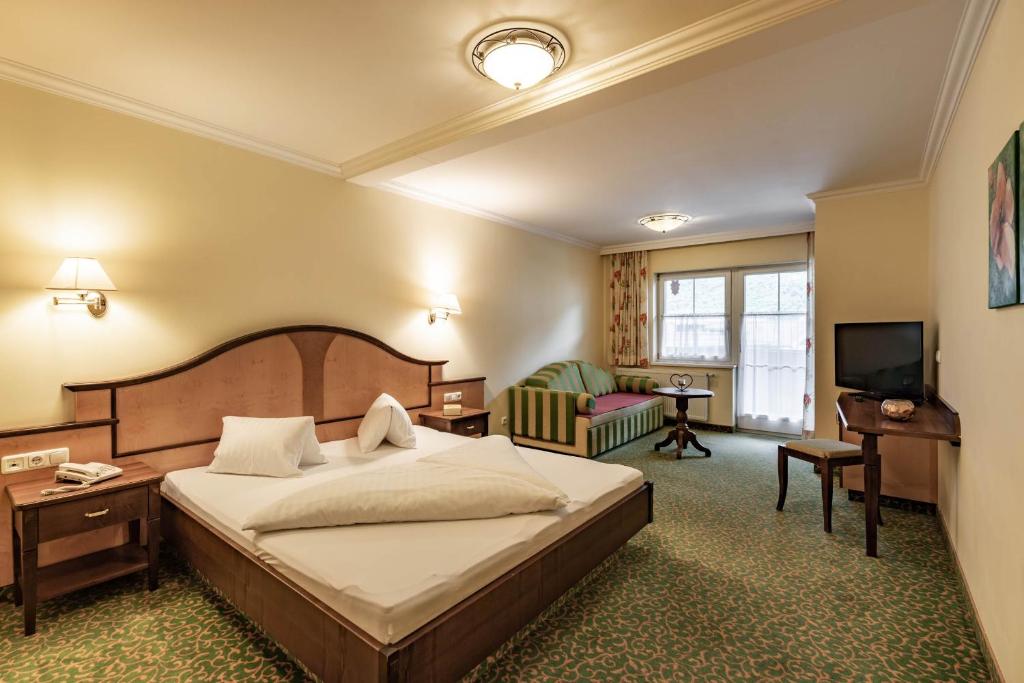 Двухместный (Улучшенный двухместный номер с 1 кроватью) отеля Hotel Berghof, Майрхофен