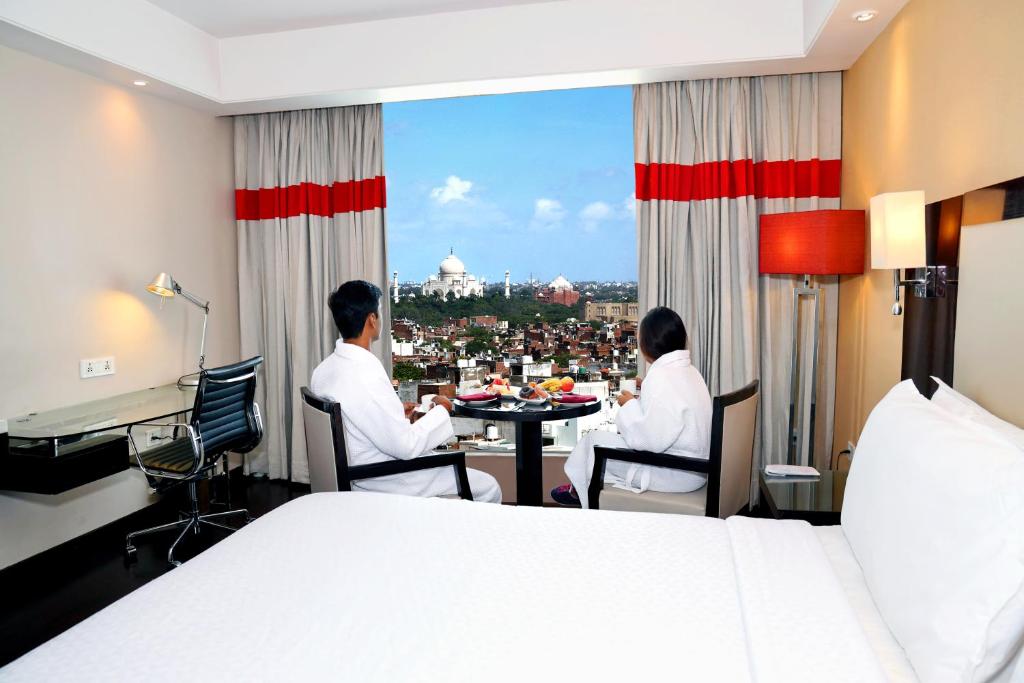 Трехместный (Superior Room Taj Mahal View (Includes Free room upgrade to Next Category, Early Check in/Late Check Out, subject to availability; 20% off on food and soft beverages)) отеля Four Points by Sheraton Agra, Агра