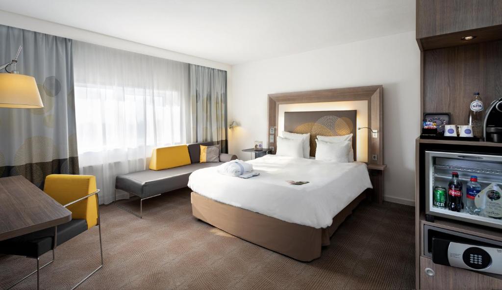 Трехместный (Улучшенный двухместный номер с 1 кроватью и диваном-кроватью) отеля Novotel Den Haag World Forum, Гаага
