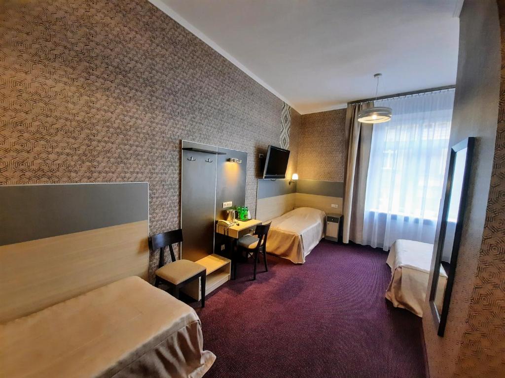 Трехместный (Двухместный номер с двуспальной кроватью и дополнительной кроватью) отеля Hotel Kazimierz, Краков
