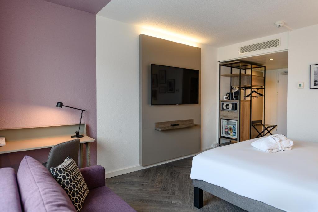 Двухместный (Представительский номер с 1 кроватью размера «queen-size» и диваном) отеля Novotel Zurich City West, Цюрих