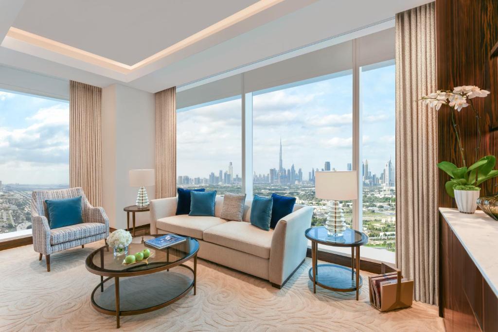 Сьюит (Панорамный люкс с кроватью размера «king-size» и правом посещения клуба) отеля Sofitel Dubai The Obelisk, Дубай