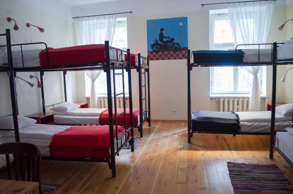 Номер (Односпальная кровать в общем 10-местном номере для мужчин и женщин) хостела Red Nose Hostel, Рига