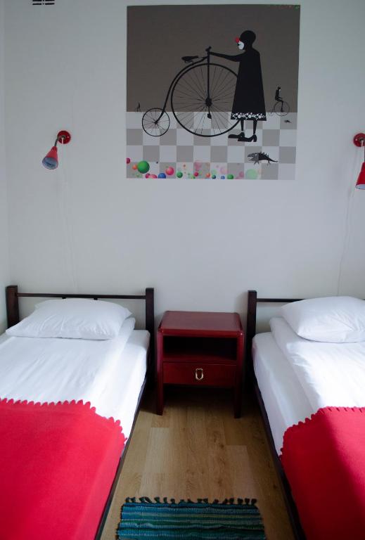 Двухместный (Двухместный номер с 2 отдельными кроватями) хостела Red Nose Hostel, Рига