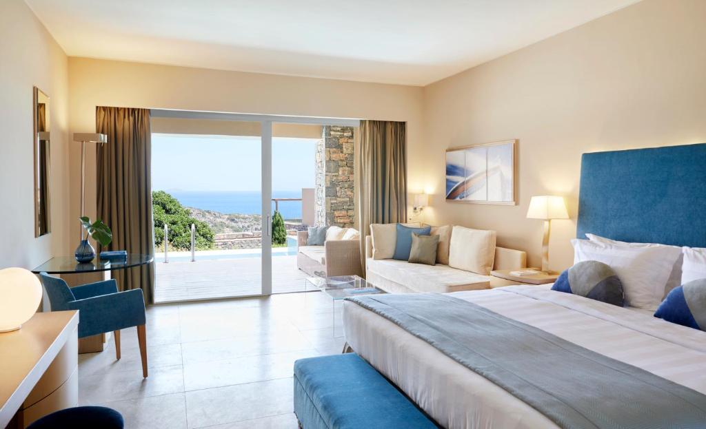 Сьюит (Полулюкс Делюкс с индивидуальным бассейном) курортного отеля Daios Cove Luxury Resort & Villas, Айос-Николаос (Крит), Крит